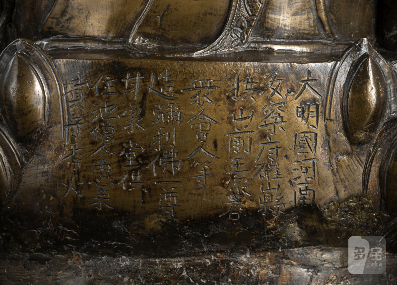 A large cast bronze figure of seated Budai with boys on a lotus pedestal - 图5